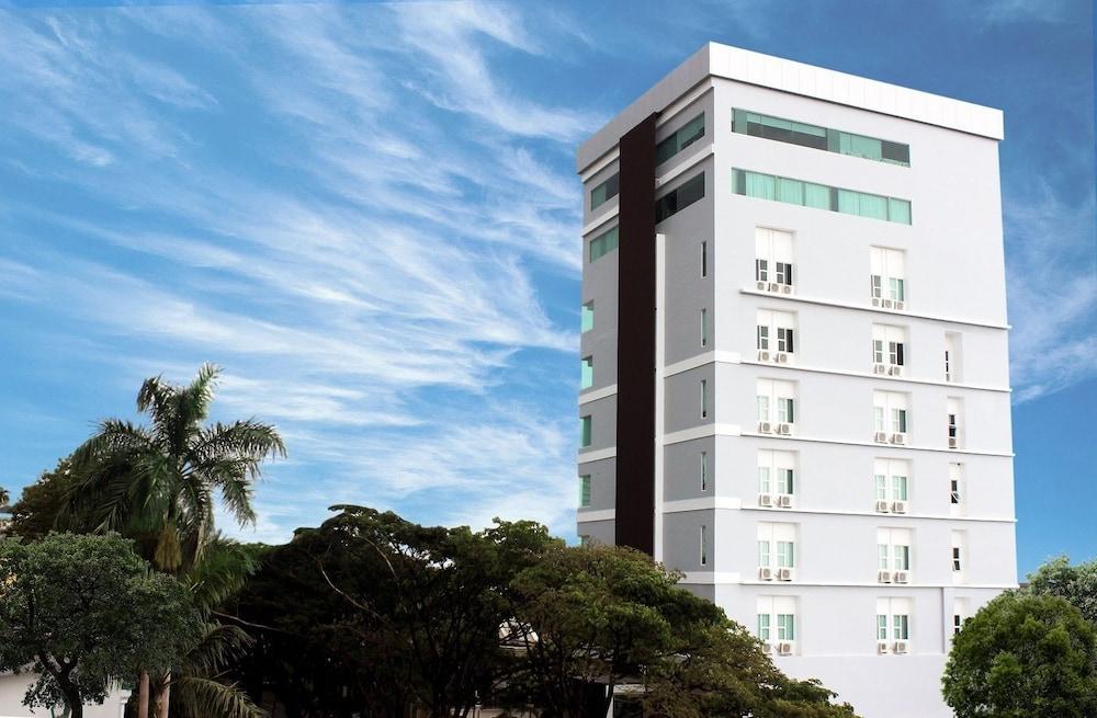 Demelia Hotel Makassar Eksteriør bilde
