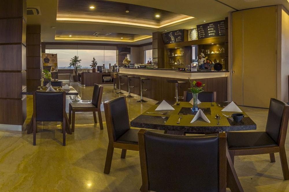 Demelia Hotel Makassar Eksteriør bilde